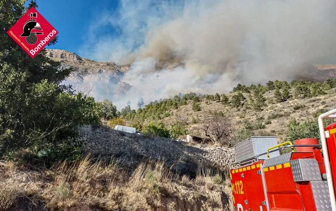 Los Bomberos de Alicante estabilizan el Incendio Forestal de Sella y extinguen el de Ràfol d'Almúnia