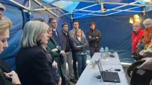 Se retiran escalonadamente las unidades de la UME del incendio de Campanar