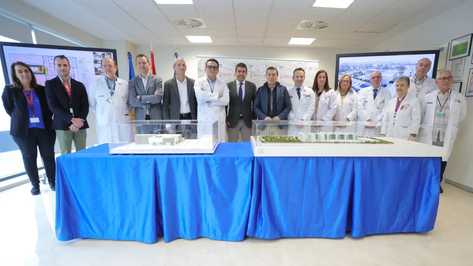 MAQUETA CENTRO PROTONTERAPIA CARLOS MAZON Y RESPONSABLES AREA CANCER HOSPITAL LA FE