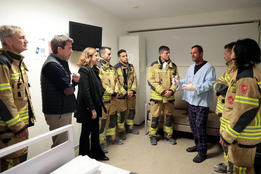 Visita institucional a los bomberos heridos en el incendio de Nou Campanar