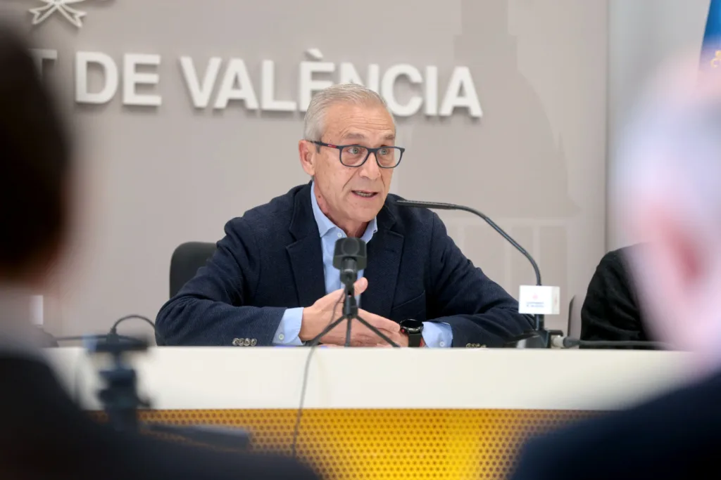 El concejal de Mercados, MercaValencia, Fallas y presidente de JCF se defiende de las críticas