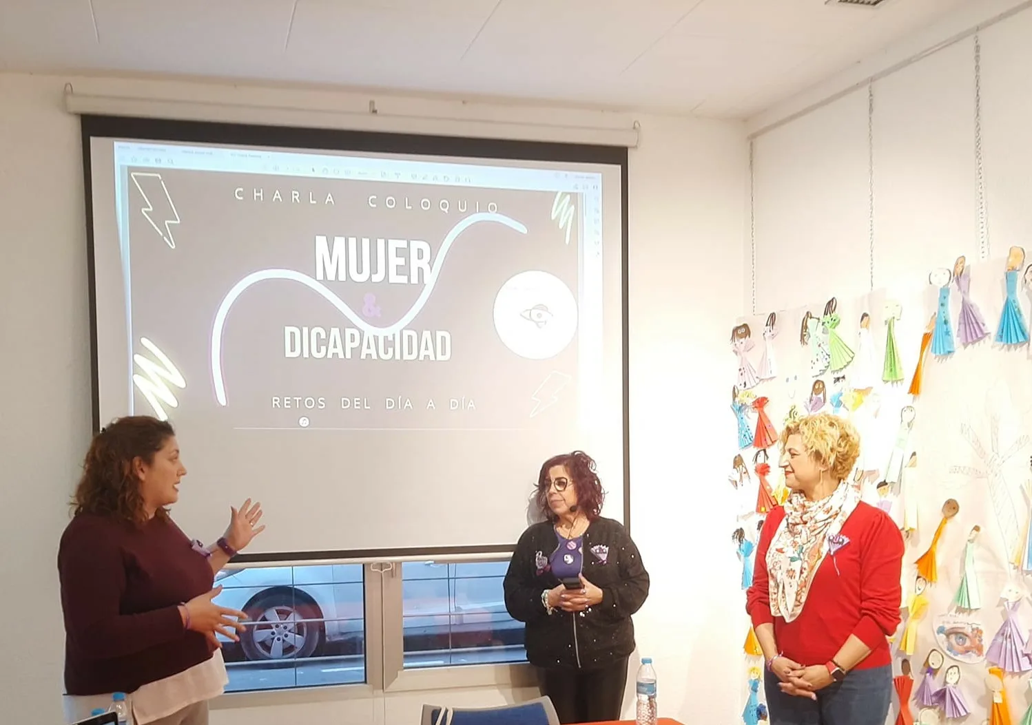 La AAVV de Benimámet conciencia sobre «mujer y discapacidad» con una charla-coloquio de la Asociación Retina CV