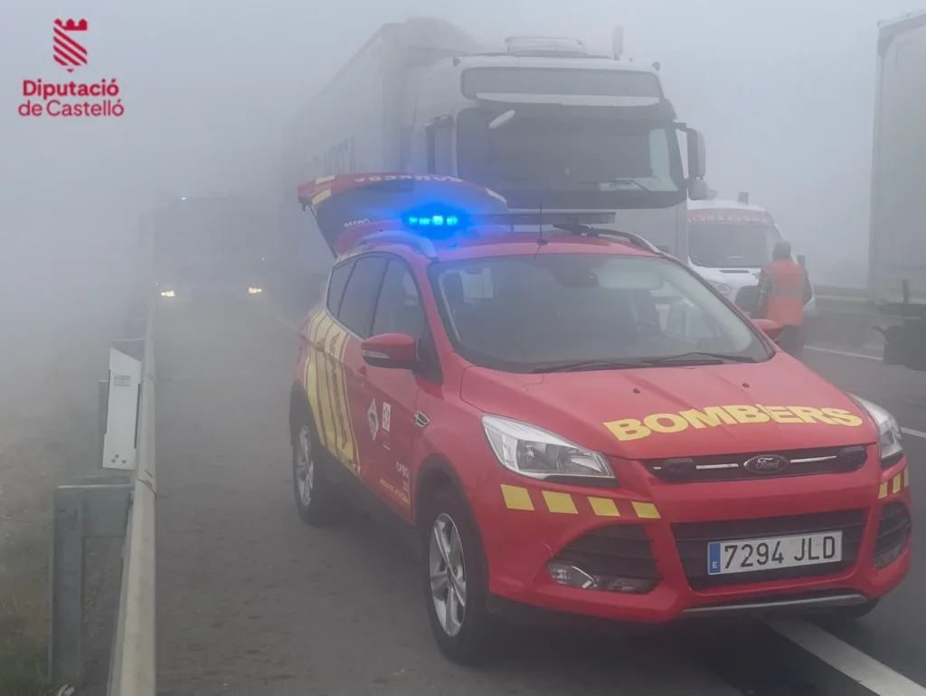 La intensa niebla provoca un accidente con 40 vehículos en Nules que corta la AP7