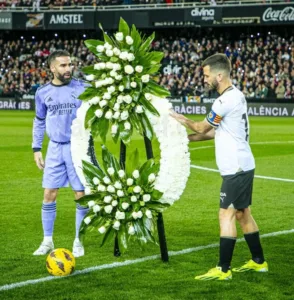 Homenaje en Mestalla capitanes Valencia y R.Madrid portan corona centro campo
