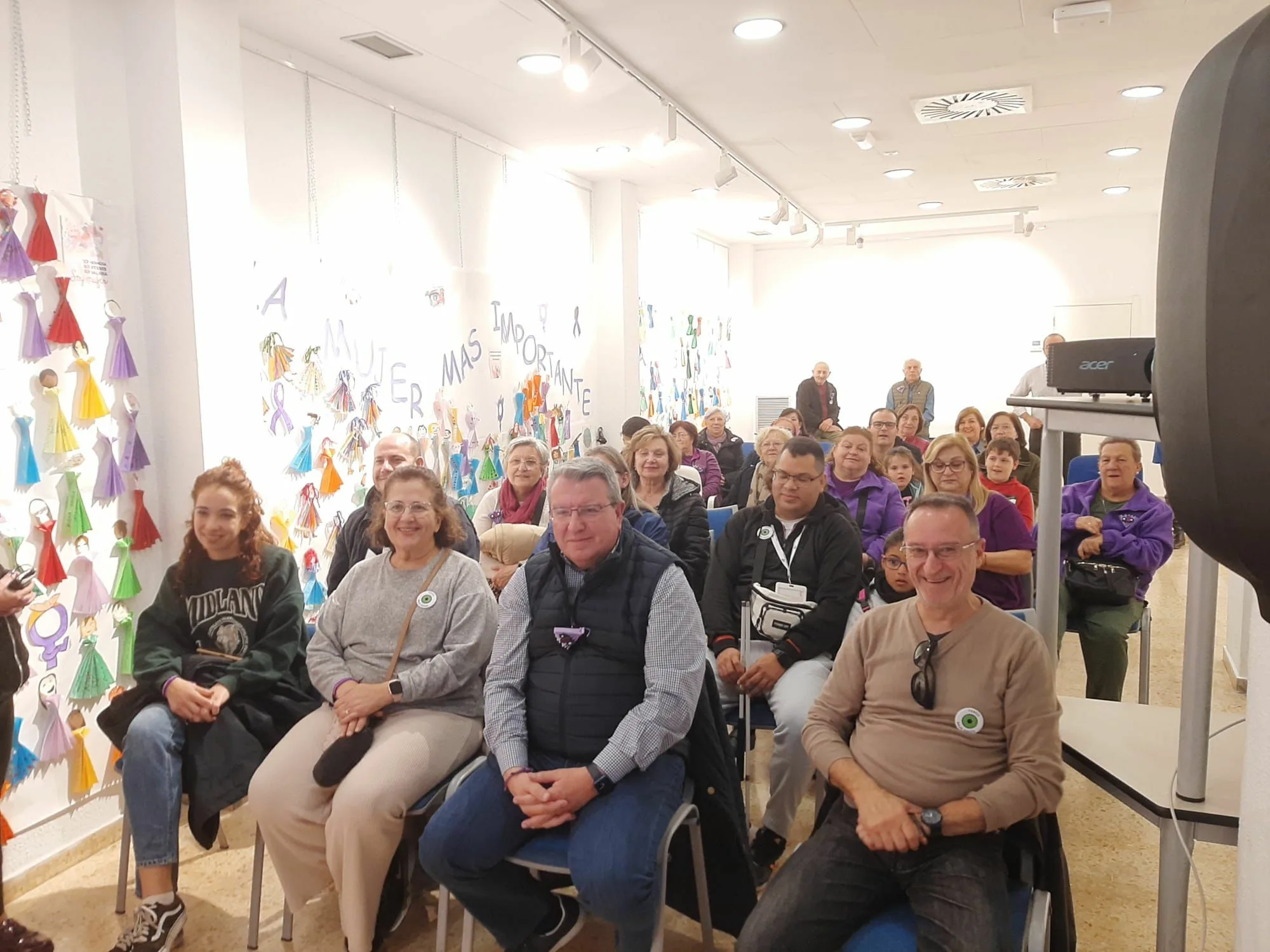 La AAVV de Benimámet conciencia sobre «mujer y discapacidad» con una charla-coloquio de la Asociación Retina CV