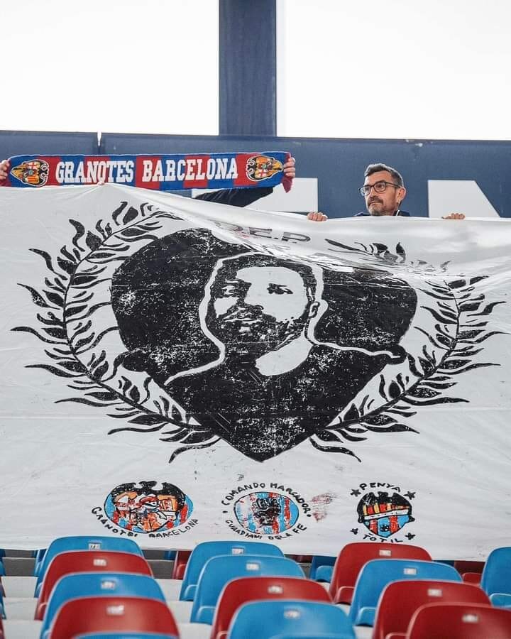 lona homenaje abonado Levante fallecido en incendio