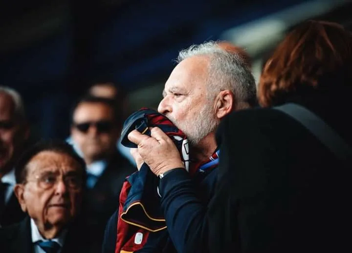 Padre de Ramón, fallecido en incendio besando escudo camiseta Levante UD