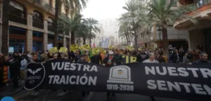 Manifestación número 6 LibertadVCF plaza ayuntamiento a Mestalla contra Peter Lim