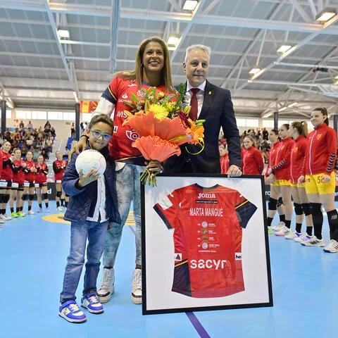La RFEB homenajea a Marta Mangué y retira el dorsal 9 de la jugadora más internacional del balonmano español
