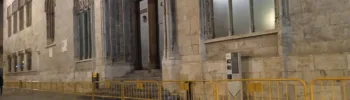 El Ajuntament de Valéncia valla La Lonja tras las vomiteras y orines del pasado fin de semana