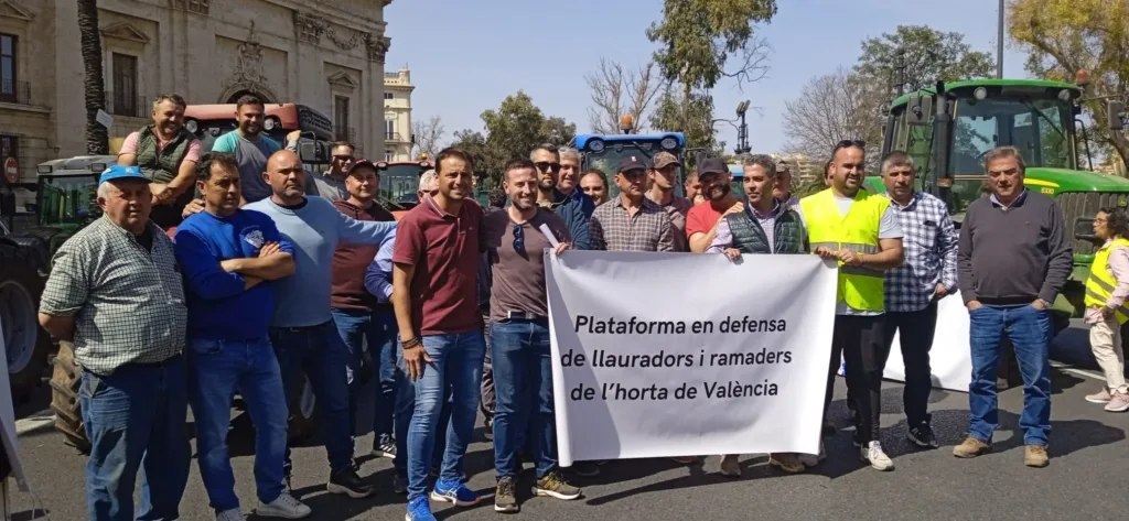 Los agricultores de l'Horta vuelven a las calles de Valencia con sus tractores, y piden acciones concretas