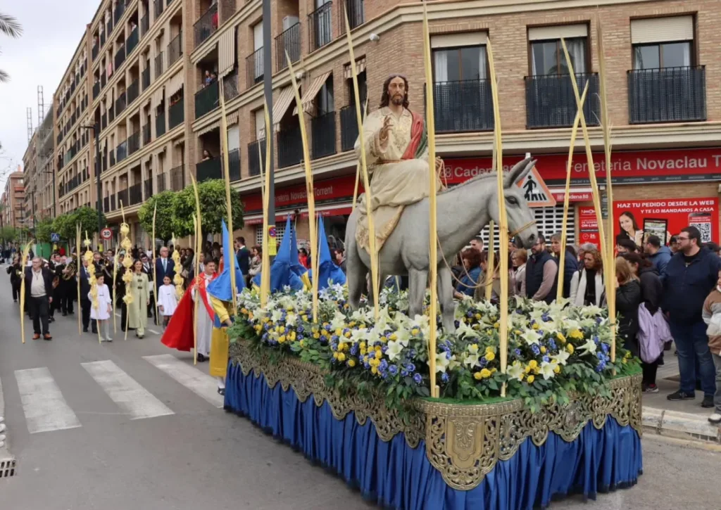 Torrent arranca la Semana Santa con la procesión del Domingo de Ramos