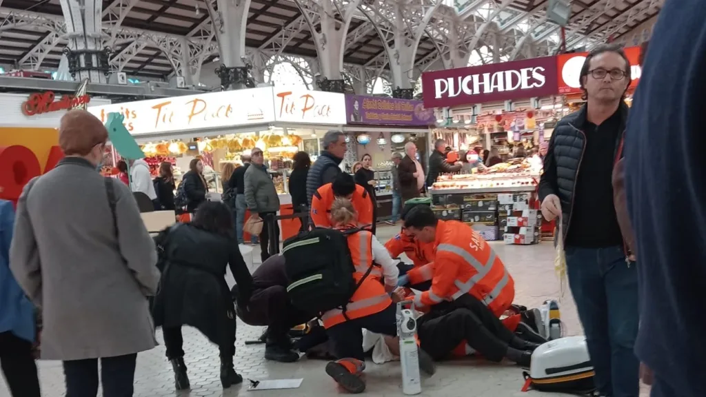 Más de 1.000 trabajadores cada día soportan más de 30ºC de calor ante la desidia de las administraciones 3 Nueva asistencia sanitaria en el Mercado Central, sin servicio sanitario alguno
