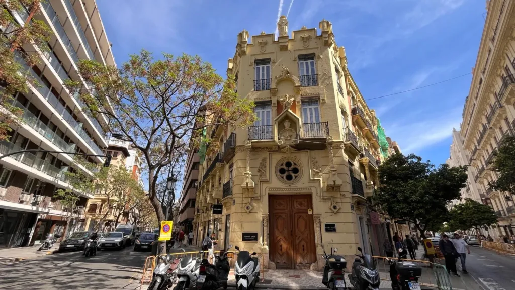 Urbanismo da luz verde a la restauración de la fachada de la Casa de los Dragones de Valencia