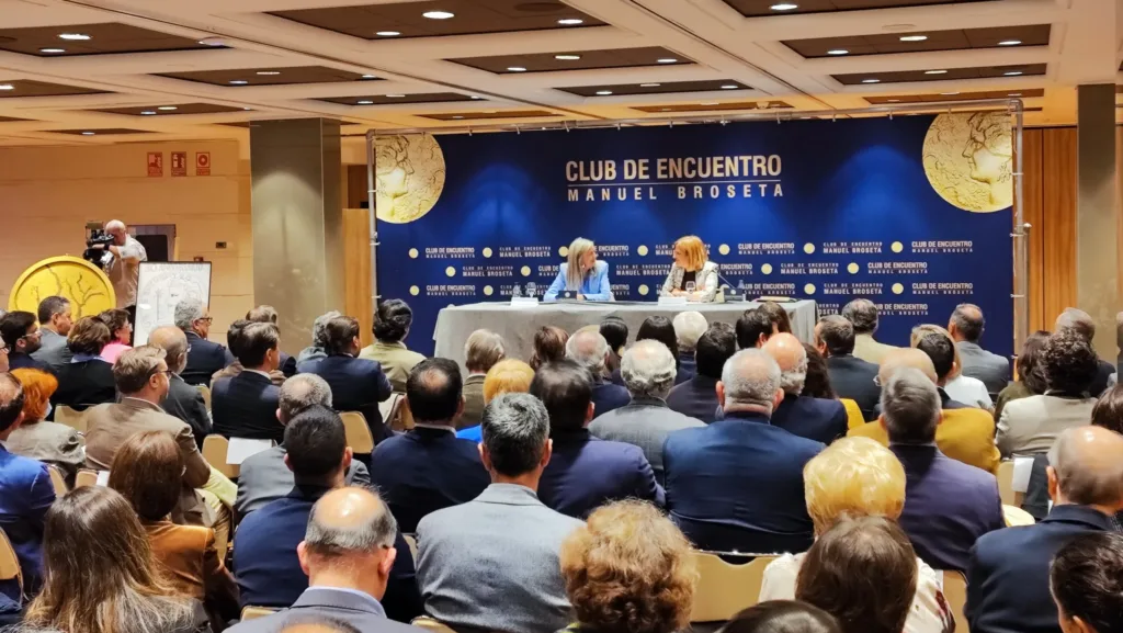 Pilar Bernabé acude al Club de Encuentro Manuel Broseta y reivindica "la palabra como herramienta fundamental de la política”