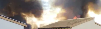 Incendio Forestal en Ribarroja en el Cauce del Turia junto a las casas de Masía de Traver