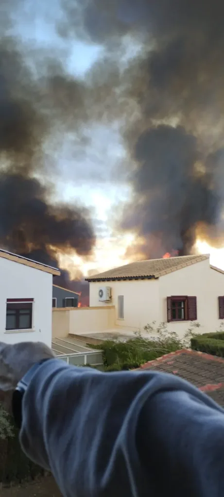 Incendio Forestal en Ribarroja en el Cauce del Turia junto a las casas de Masía de Traver