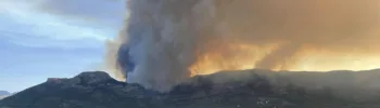 Desalojos y carreteras cortadas en un nuevo incendio forestal en Tárbena (Alicante) que moviliza a la UME