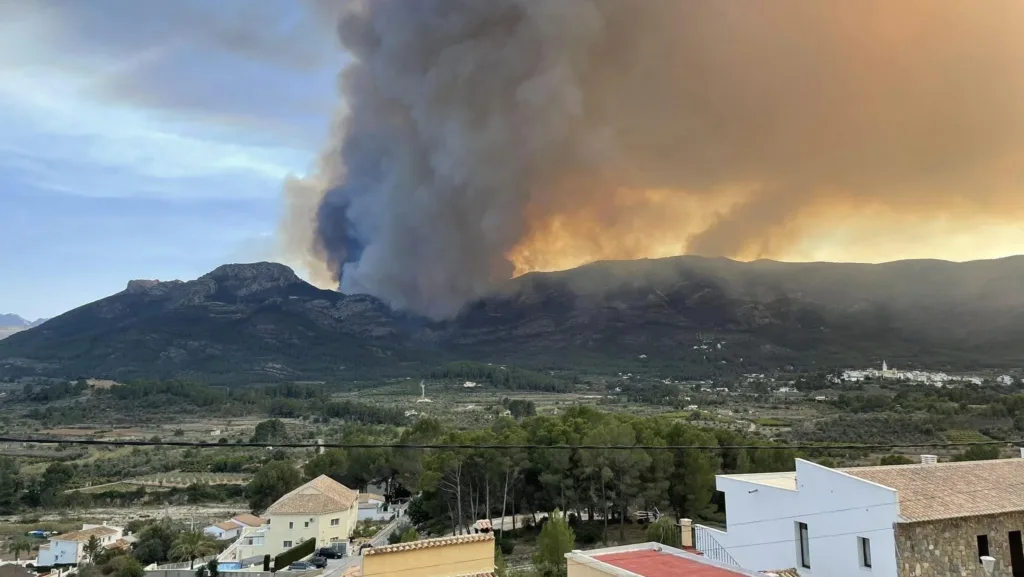 Desalojos y carreteras cortadas en un nuevo incendio forestal en Tárbena (Alicante) que moviliza a la UME