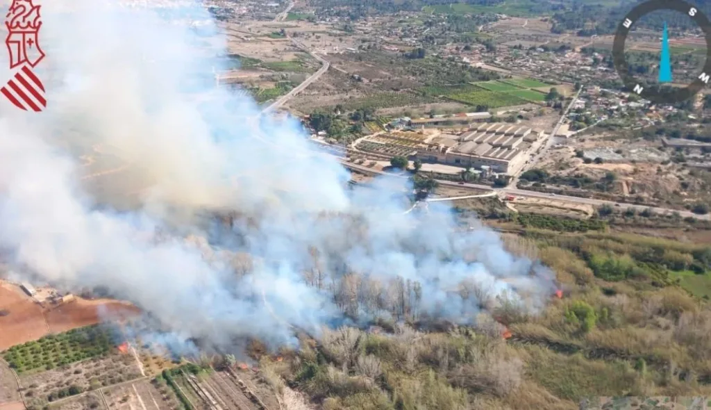 Declarado un Incendio Forestal en el Parc Natural del Turia en Vilamarchant, desalojados 50 menores