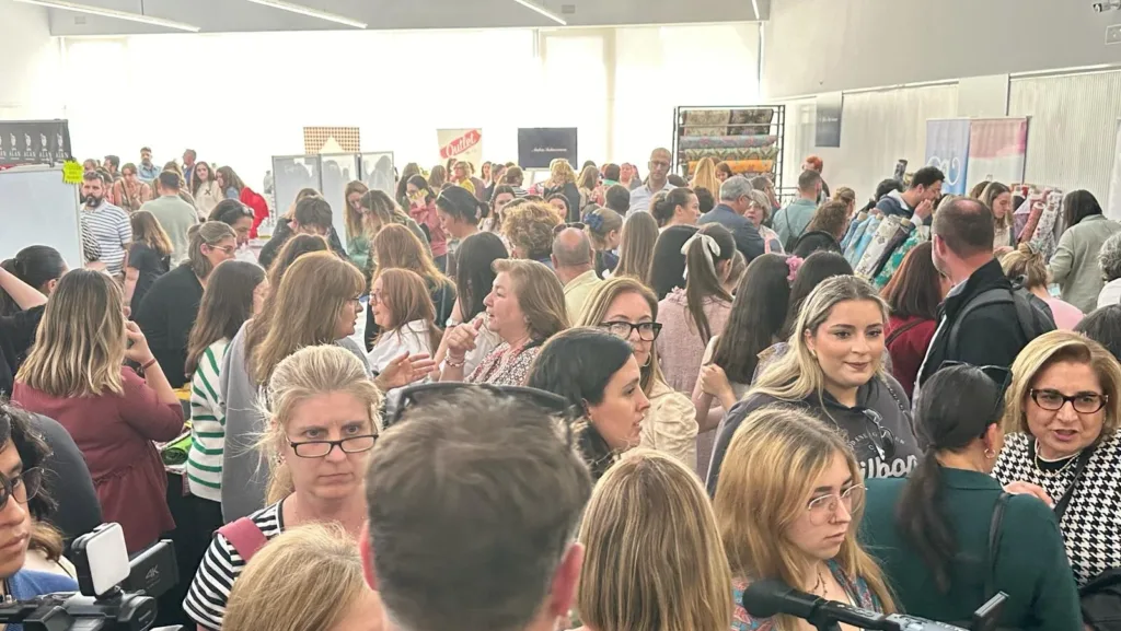 El Mercat Antic de Torrent repleto en la inauguración del I Showroom fallero