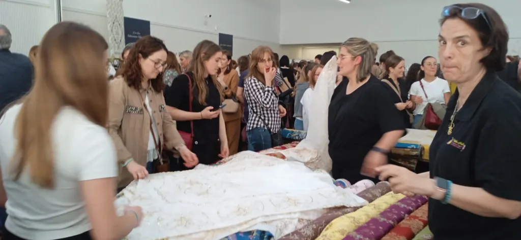 El Mercat Antic de Torrent repleto en la inauguración del I Showroom fallero 12 WhatsApp Image 2024 04 13 at 09.22.23