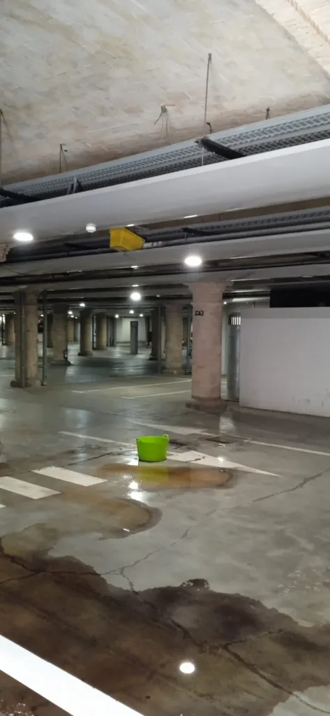 Aparecen nuevas goteras en el sótano del Mercado Central, Catalá abandona el principal mercado de la Ciudad
