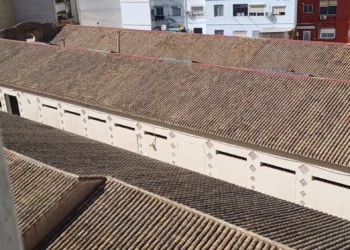 Urbanismo propone la protección de un panel cerámico en las Naves de Guala pero olvida el otro panel 18 Naves de la fábrica de la calle Guala en Valencia.