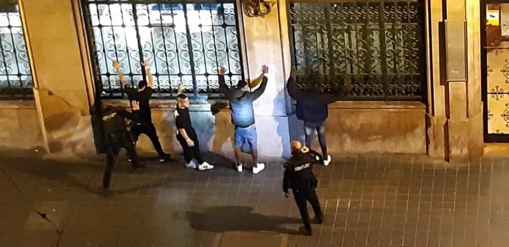 Hasta 12 patrullas se movilizaron anoche en la puerta de la Discoteca de La Roqueta