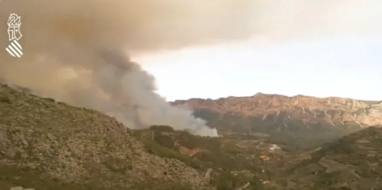 La UME ya trabaja en la extinción del incendio de Tarbena y se pide ayuda a Murcia