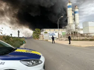 Un incendio de una fábrica en Sollana moviliza a 6 dotaciones de bomberos y genera una inmensa columna de humo negro 2 incendio sollana cecotec