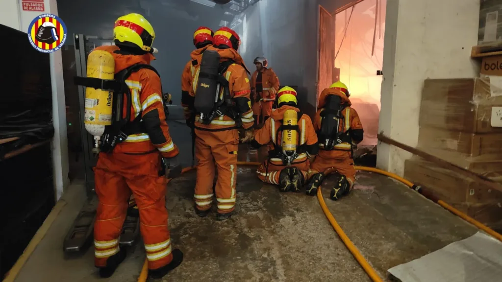 Un incendio de una fábrica en Sollana moviliza a 6 dotaciones de bomberos y genera una inmensa columna de humo negro 3 incendio sollana fabrica electrodomesticos