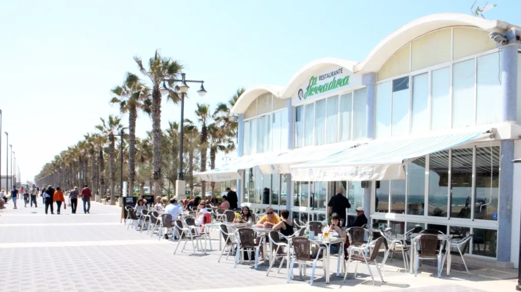 El Ayuntamiento da luz verde a la reforma de los 12 restaurantes del paseo marítimo de Valencia