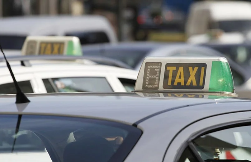 Reubicación de paradas de taxi, creación de nuevas y utilización de traseras de algunas marquesinas EMT