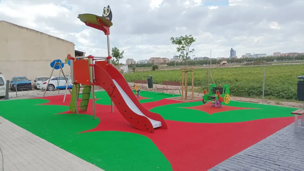 Nueva pequeña zona de juegos infantiles inclusivos en Poble Nou