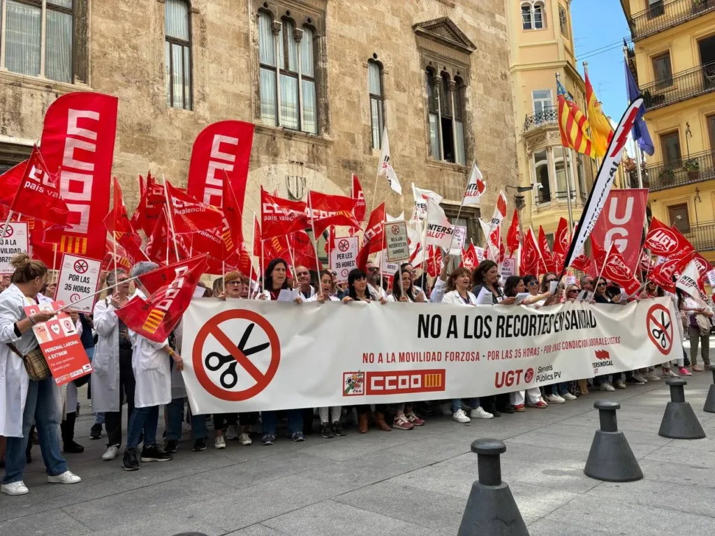 Cuarto martes seguido de concentración de personal sanitario ante la Generalitat Valenciana
