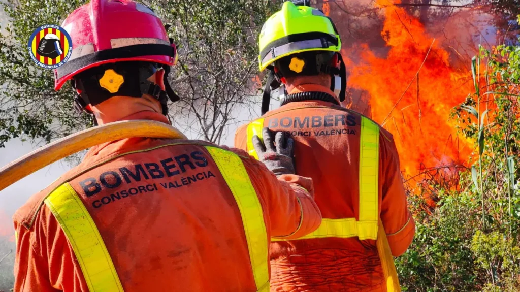 Los bomberos de la Diputacio de Valencia trabajan en la extinción de dos incendios forestales en Lliria y Moixent