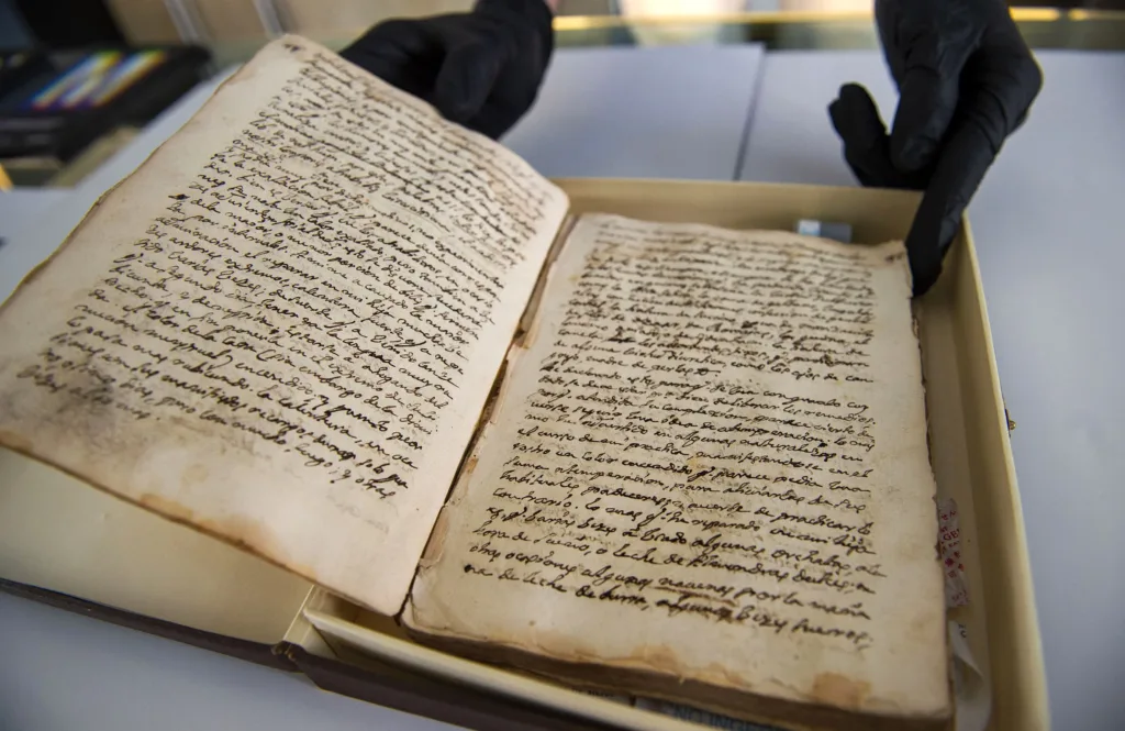 El MuVIM mostrará un manuscrito del siglo XVIII del médico valenciano Juan Vicente Estruch tras su restauración