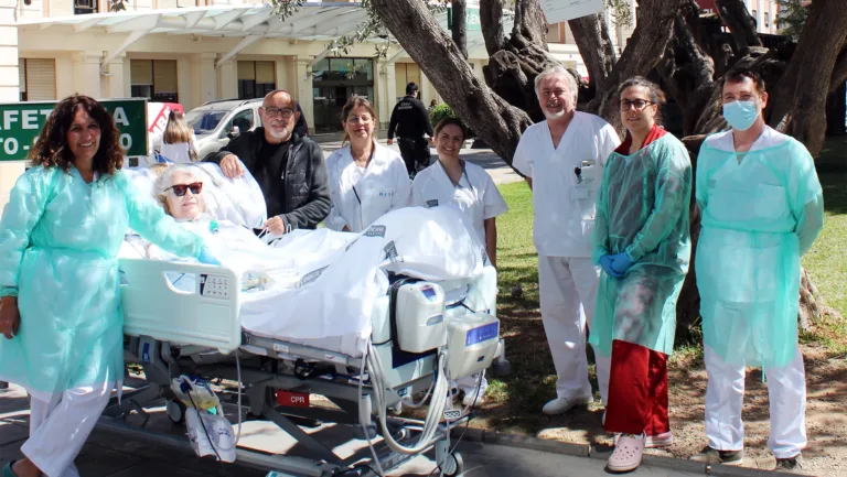 La UCI del Hospital General de Valencia incrementa la terapia los 'Paseos que curan' dirigida a pacientes ingresados