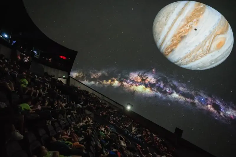 Los planetarios en directo del Hemisfèric permiten conocer el espacio a cerca de 5.000 escolares