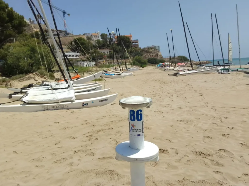 Los vecinos de Cap Blanc en Cullera denuncian que hace semanas que no funcionan los lavapies de la playa