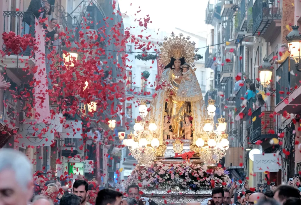 Valencia se rinde ante la Mare de Deu dels Desamparats en un fin de semana multitudinario
