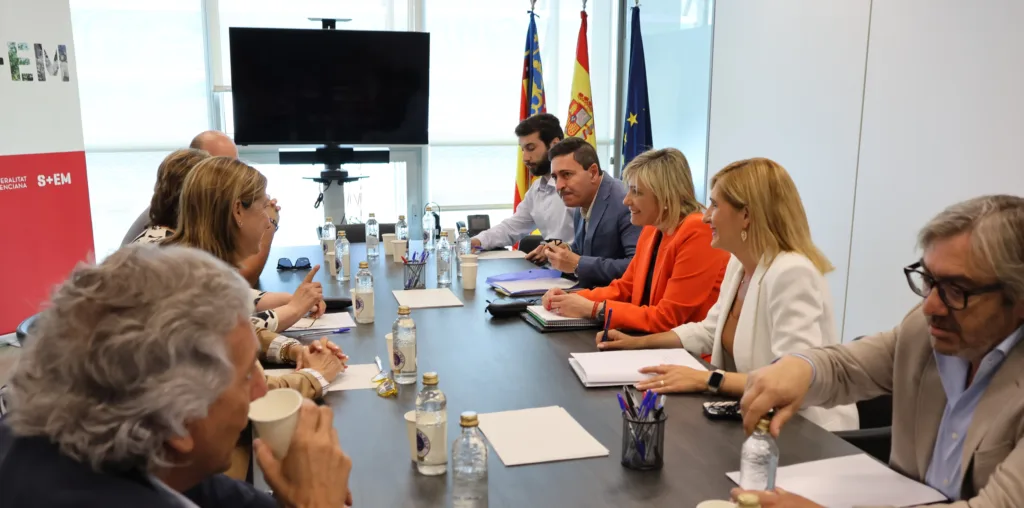 La Generalitat y el sector pirotécnico pactan crear una comisión para abordar las necesidades y retos conjuntos