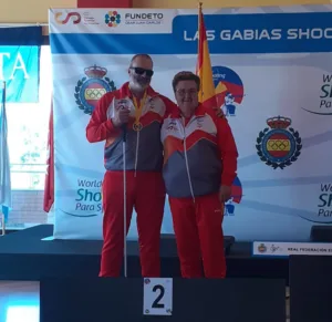Ager Solabarrieta y su guía Maite Badiola con la medalla de plata