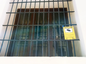 El ayuntamiento incumple la ley por mantener ilegalmente carteles en La Lonja y en otros 4 edificios declarados BIC