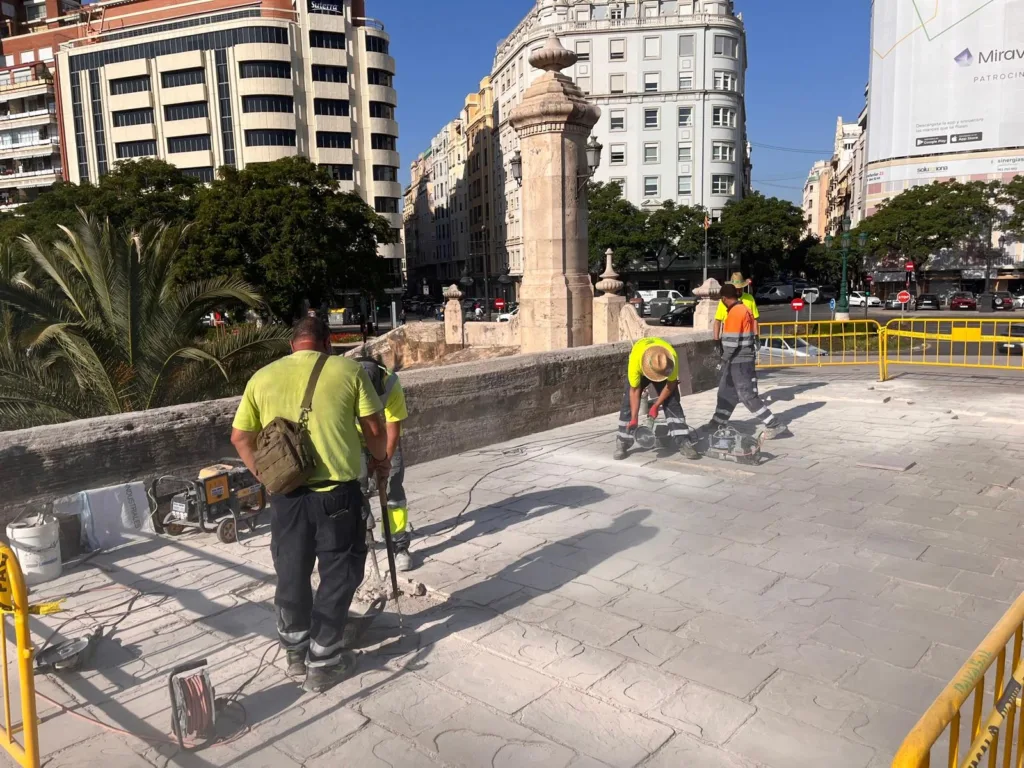 El Ayuntamiento inicia trabajos de mantenimiento del pavimento del histórico Puente del Mar