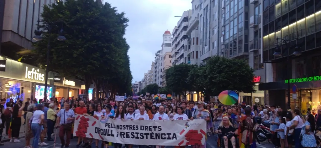 Más de 10.000 personas celebran el orgullo con el apoyo del Ministro Marlaska en la salida de la marcha