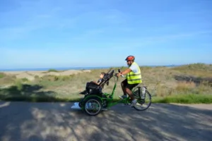COCEMFE Castellón refuerza el servicio de transporte adaptado con seis nuevos vehículos, mayores y personas con discapacidad podrán solicitarlo 3 bicicleta adaptada COCEMFE Castellón