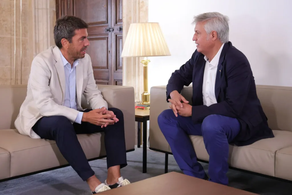 Carlos Mazón rep despuix de 13 mesos a Lo Rat Penat en el Palau de la Generalitat