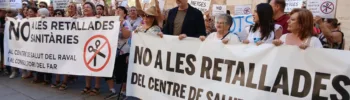 Un centenar de vecinos de Cullera se manifiesta ante la Generalitat Valenciana para pedir médicos